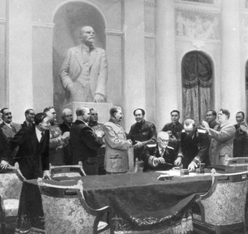 Obraz L. Šmaťka, na němž si Stalin a Mao Ce-tung tisknou ruce pod velikou sochou V. I. Lenina (ilustrační foto).