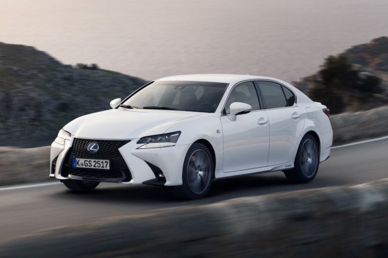 Inovovaný Lexus GS nabízí dvě hybridní varianty pohonu.