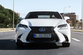 Agresivně vřetenovitá přední masky, poznávací znamení modelů značky Lexus.