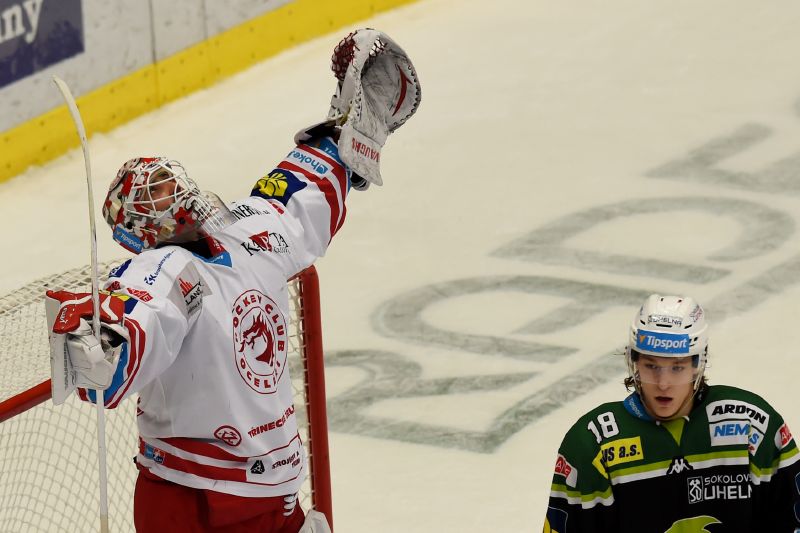 Utkání 41. kola hokejové extraligy: HC Oceláři Třinec - HC Energie Karlovy Vary, 29. ledna v Třinci. Zleva třinecký brankář Šimon Hrubec a Vojtěch Tomeček z Karlových Varů těsně po skončení zápasu.