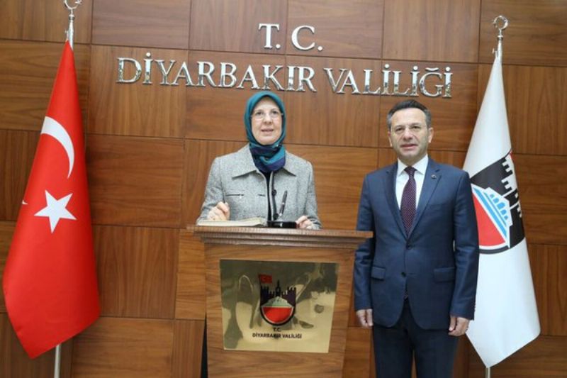 Turecká ministryně Sema Ramazanogluová. Turecká ministryně Sema Ramazanogluová.