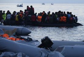 Běženci plující z Turecka do Řecka.