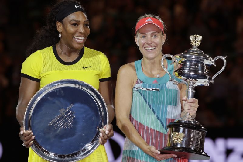 Serena Williamsová (vpravo) se svou úspěšnou soupeřkou.