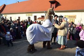 Samozřejmostí jsou obřadní masky jako je kobyla, medvěd či smrt.