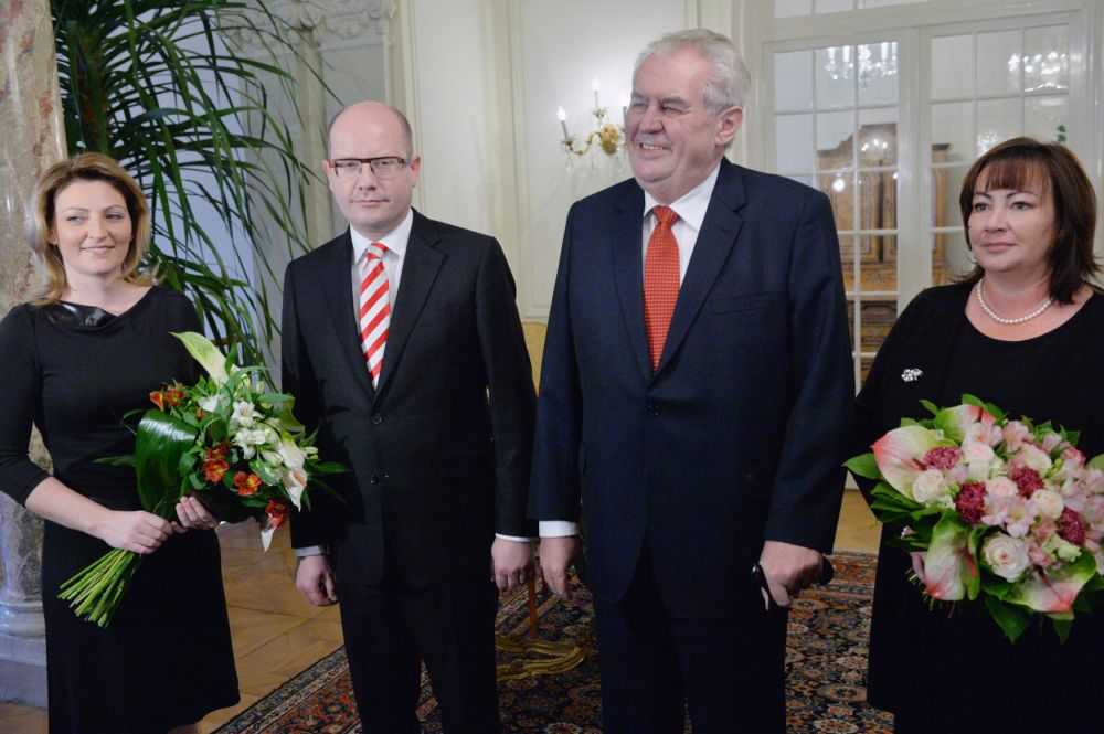 Vztahy mezi premiérem Bohuslavem Sobotkou (vlevo) a prezidentem Milošem Zemanem poněkud "skřípají".