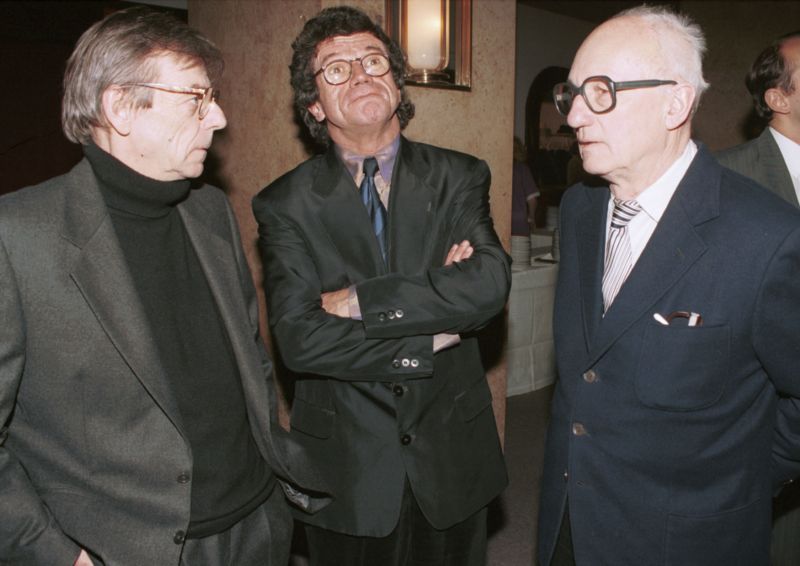 Zleva architekt Karel Vacek, kameraman Jiří Macháně a režisér Karel Kachyňa (archivní snímek). Zleva architekt Karel Vacek, kameraman Jiří Macháně a režisér Karel Kachyňa (archivní snímek).