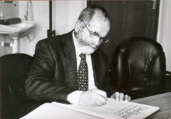 Pavel Tigrid se narodil v Praze roku 1917 jako Pavel Schoenfeld a zemřel roku 2003 v Héricy nedaleko Paříže.