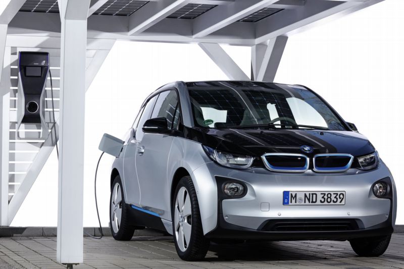 Automobilky elektromobily nabízejí, třeba BMW model i3, ale zájem klientů je zatím minimální.