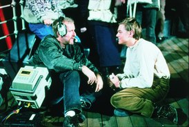 Herec Leonardo DiCaprio se v době, kdy přišla nabídka hrát v Titaniku, záměrně vyhýbal rolím romantických hrdinů. Režisér James Cameron prohlásil, že získat Leonadra, byla nejtěžší část produkce.