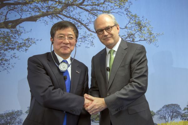 Vlevo Ren Jianxin, předseda ChemChiny (China National Chemical Corporation) a Michel Demare, předseda představenstva společnosti Syngenta. Vlevo Ren Jianxin, předseda ChemChiny (China National Chemical Corporation) a Michel Demare, předseda představenstva společnosti Syngenta.