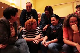 Fotografie z programu letní divadelní školy pro pedagogy v ostravském divadle.