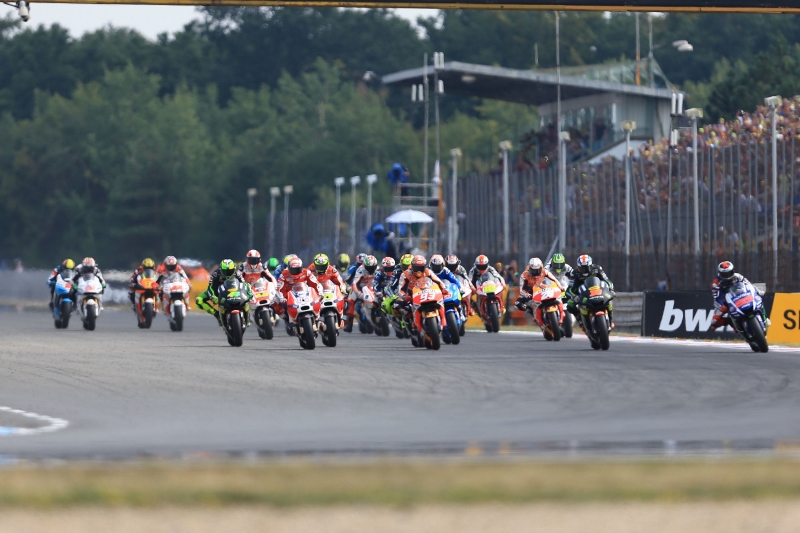 Necelou tisícovku vstupenek si zatím v předprodeji zakoupili fanoušci na srpnovou motocyklovou Grand Prix v Brně. Necelou tisícovku vstupenek si zatím v předprodeji zakoupili fanoušci na srpnovou motocyklovou Grand Prix v Brně.