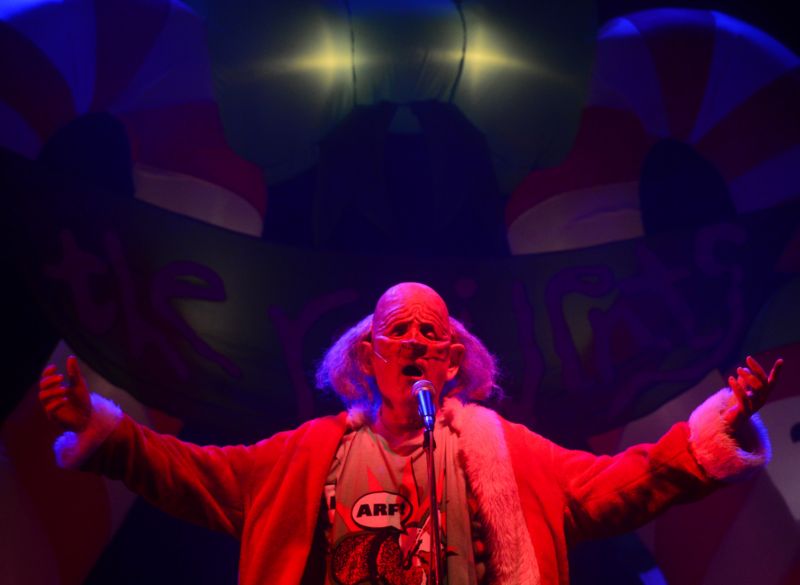 Frontman kapely The Residents při vystoupení v Praze. Frontman kapely The Residents při vystoupení v Praze.