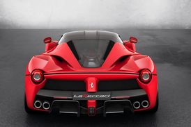 I zezadu vypadá LaFerrari impozantně.