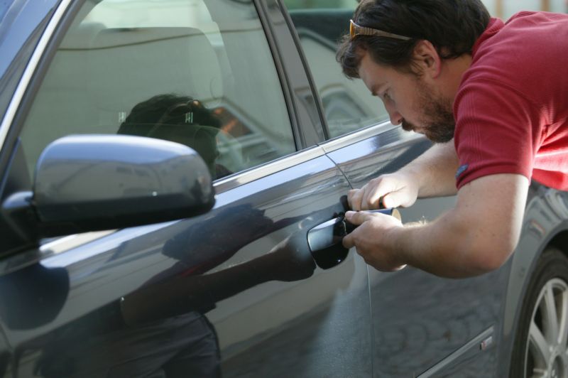 Auta si mohl koupit, ale raději je kradl (ilustrační foto).