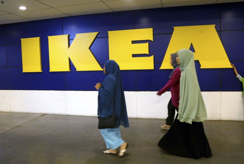 Značka IKEA v indonéském Tangerangu. Značka IKEA v indonéském Tangerangu.