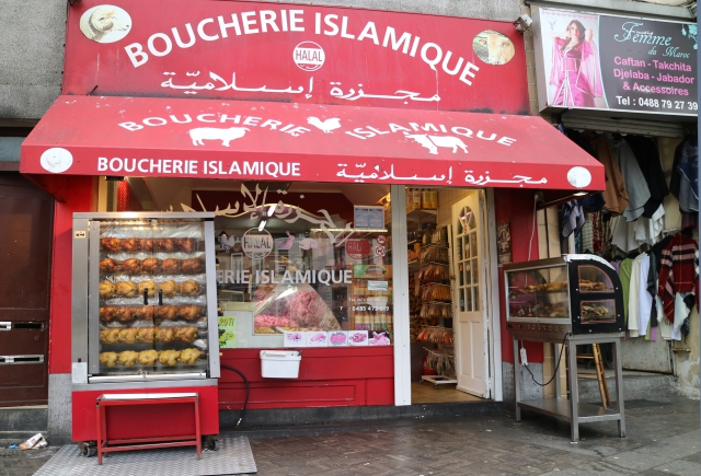 Muslimské řeznictví v Bruselu, kde je k dostání maso z porážky zvířat způsobem tzv. halal. Muslimské řeznictví v Bruselu, kde je k dostání maso z porážky zvířat způsobem tzv. halal.