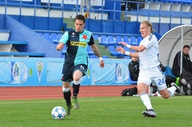 Fotbalisté Slavie v utkání s Dynamem Kyjev.