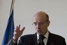 Největší šanci u opoziční pravicové strany Republikáni má podle průzkumu Alain Juppé.