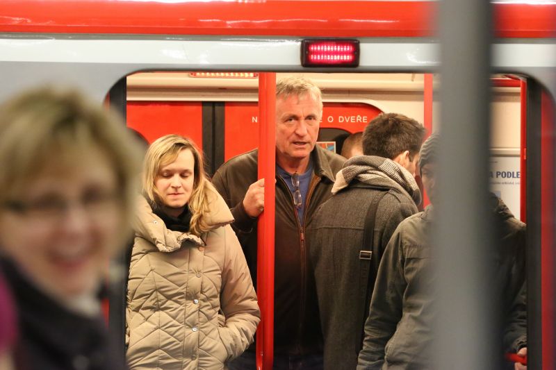 Mirek Topolánek v metru.