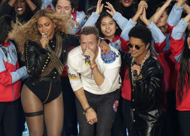 Beyoncé vystoupila společně se zpěvákem Coldplay a Brunem Marsem.