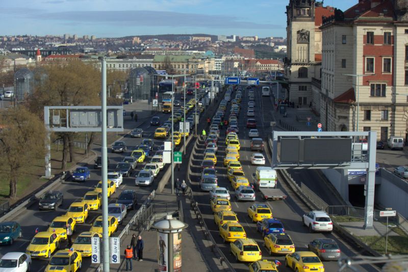 Taxikáři blokovali magistrálu přes osm hodin. Taxikáři blokovali magistrálu přes osm hodin.