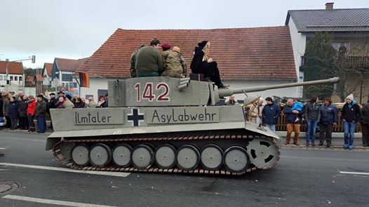 Tank v průvodu.