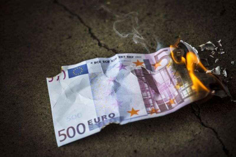 Pět set euro. Pět set euro.