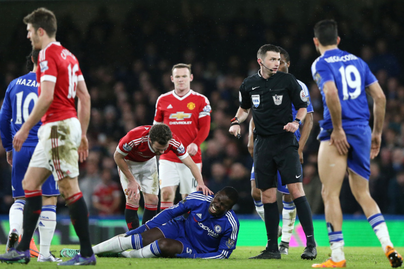 Fotbalový obránce Kurt Zouma z Chelsea si kvůli zranění pravého kolene do konce sezony nezahraje.