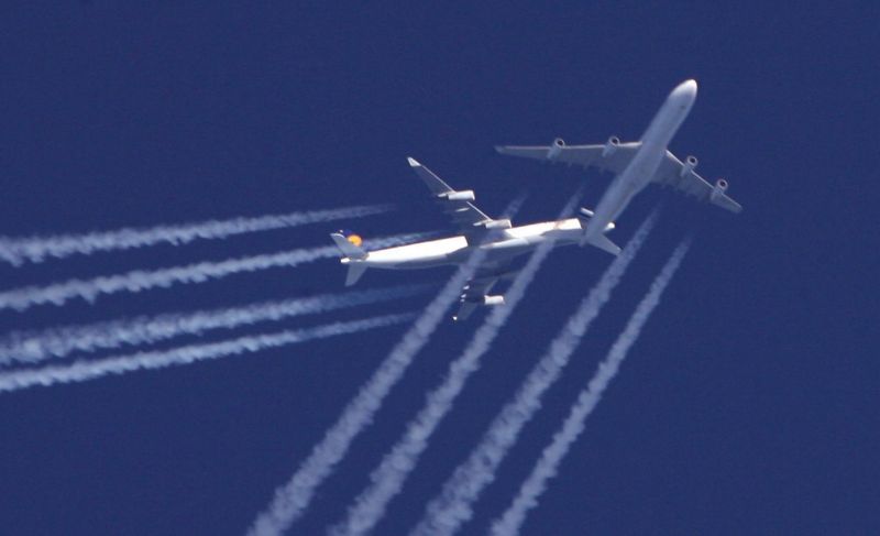Letadla patřící společnostem Lufthansa (vlevo) a Air France. Letadla patřící společnostem Lufthansa (vlevo) a Air France.