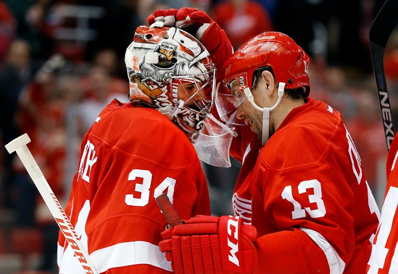 Brankář Petr Mrázek vychytal v pondělním utkání NHL výhru Detroitu nad Floridou 3:0 a připsal si čtvrté čisté konto v sezoně.