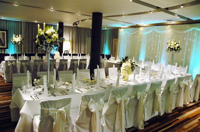 V hotelu Hard Day´s Night se často pořádají svatební hostiny. V takovém případě se zážitek i cena vyšplhají k pojmu "luxusní". Jen snídaně v "beatlsáckém" hotelu vychází v přepočtu okolo čtyř tisíc. 