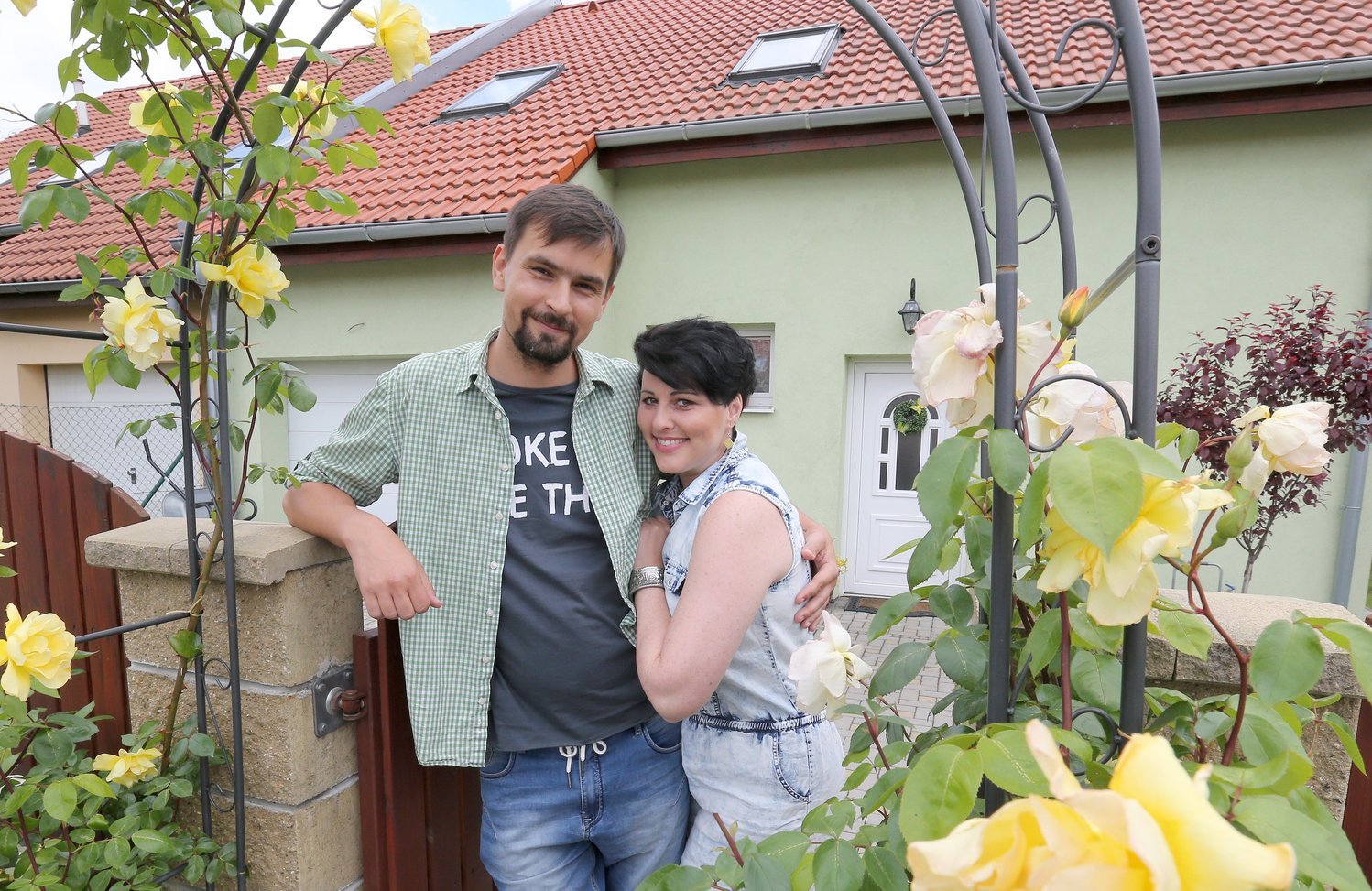 Vojta Efler a Iva Lecká spolu tvoří pár i mimo rozhlasové studio. Cui bono? Vojta Efler a Iva Lecká spolu tvoří pár i mimo rozhlasové studio. Cui bono?