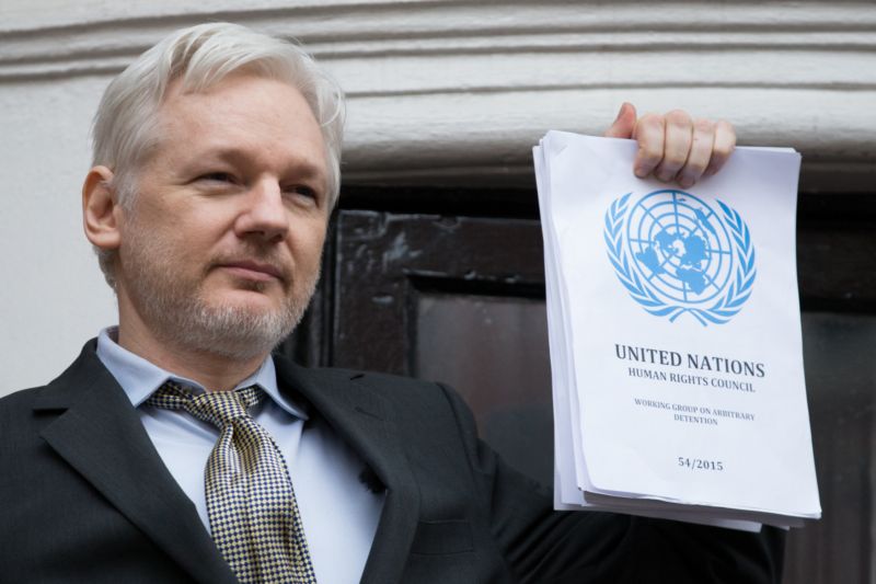 Zakladatel WikiLeaks Julian Assange mluví k médiím a veřejnosti z balkonu ekvádorského velvyslanectví.