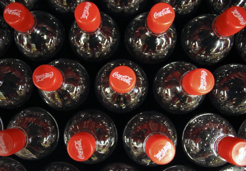 Coca-Cola zvýšila svůj zisk o více než 60 procent. Coca-Cola zvýšila svůj zisk o více než 60 procent.