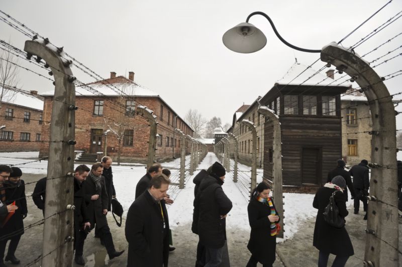 Lidé se účastní exkurze do bývalého vyhlazovacího tábora v Osvětimi.