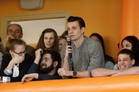 Studenti se prezidenta ptali na jeho názory na politiky, homosexualitu i uprchlíky.