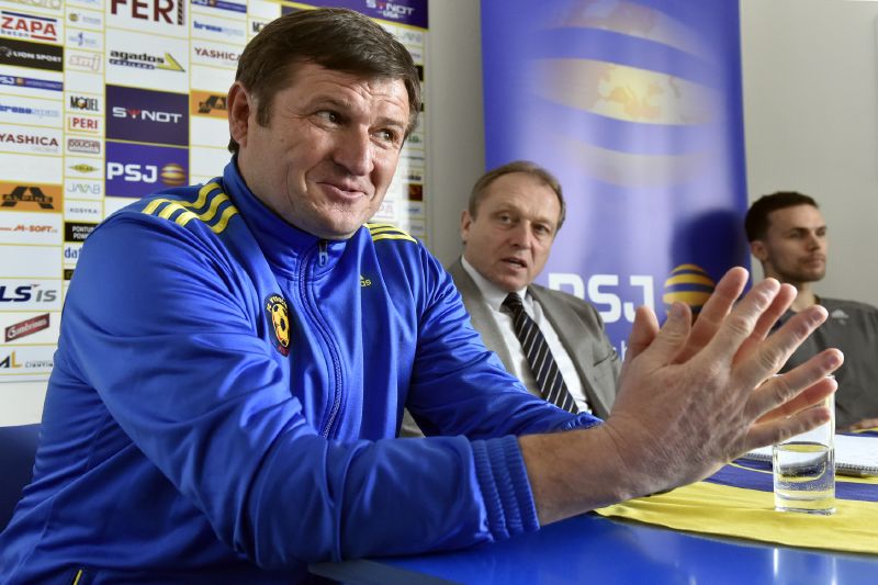 Zleva trenér Michal Hipp a ředitel klubu Zdeněk Tulis vystoupili 9. února v Jihlavě na tiskové konferenci FC Vysočina Jihlava před zahájením jarní prvoligové fotbalové sezony.