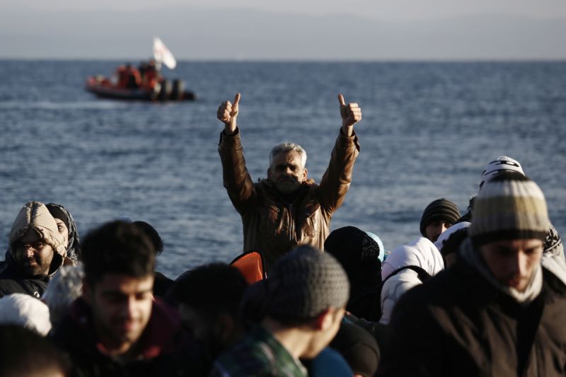 Radost uprchlíků z příjezdu na řecký ostrov Lesbos od tureckého pobřeží.