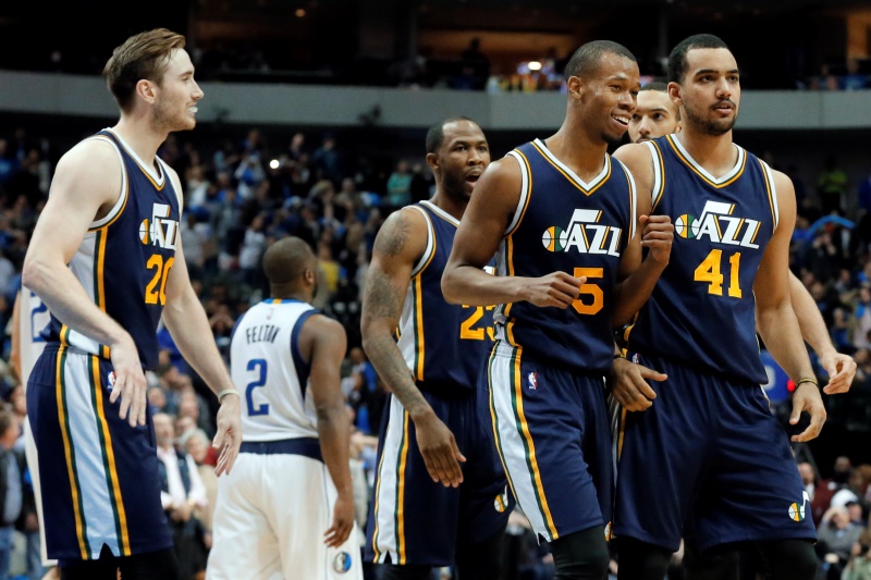 Basketbalisté Utahu zvítězili v NBA po šesti letech na hřišti Dallasu, výhru 121:119 jim zařídil přesnou trefou v poslední vteřině prodloužení Gordon Hayward.