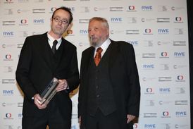 Foto z předání Cen české filmové kritiky. Na snímku člen Rady Státního fondu české kinematografie Lubomír Dohnal (vpravo) a režisér Petr Zelenka.