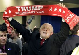 Příznivec prezidentského kandidáta Donalda Trumpa.