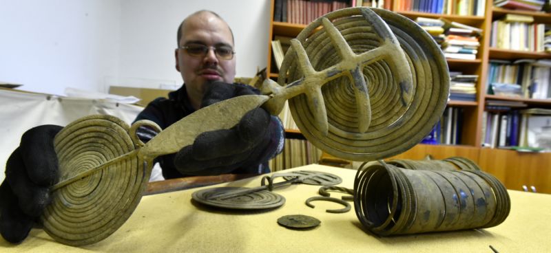 Na snímku ukazuje sponu archeolog Jan Tajer.