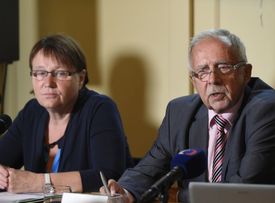 Zleva veřejná ochránkyně práv Anna Šabatová a její zástupce Stanislav Křeček.