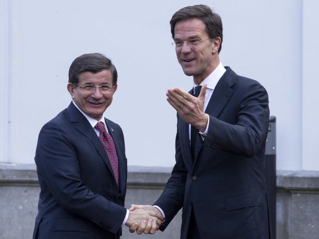 Premiér Turecka Ahmet Davutoglu a premiér Nizozemska Mark Rutte před středečním jednáním. Premiér Turecka Ahmet Davutoglu a premiér Nizozemska Mark Rutte před středečním jednáním.