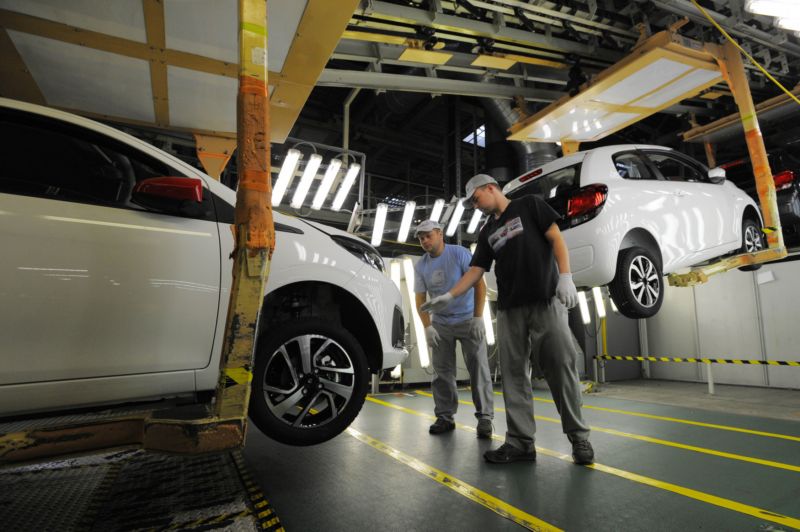 Práce v automobilce TPCA. Práce v automobilce TPCA.