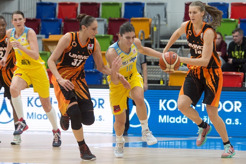 Basketbalistky USK Praha v utkání s Jekatěrinburgem.