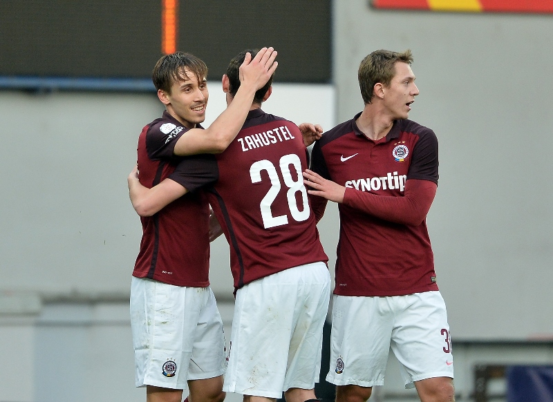 Fotbalová Sparta Praha v minulé sezoně skončila ve ztrátě 67 milionů korun a oproti předchozímu ročníku snížila schodek o více než polovinu. Fotbalová Sparta Praha v minulé sezoně skončila ve ztrátě 67 milionů korun a oproti předchozímu ročníku snížila schodek o více než polovinu.