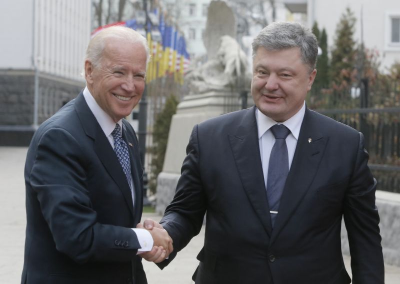 Americký viceprezident Joe Biden s ukrajinským prezidentem Petrem Porošenkem.