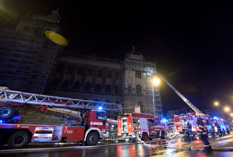 Střechu Národního muzea v Praze zachvátil v noci na 12. února požár.